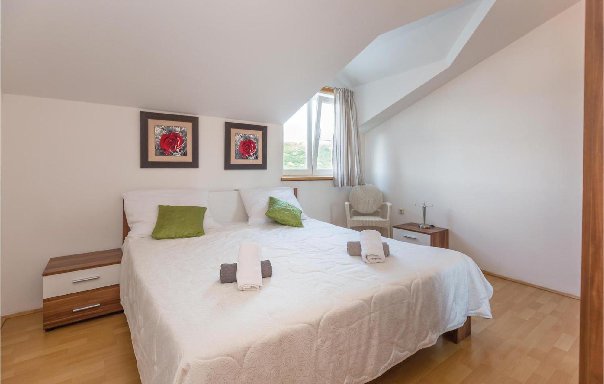 Lovely Apartment In Ugljane With Kitchen Экстерьер фото